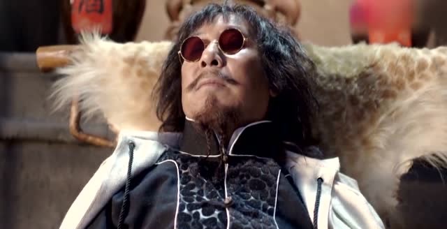 大漠苍狼:孙义刺杀大头领,没想到戴墨镜的老头一个动作抢了镜头!