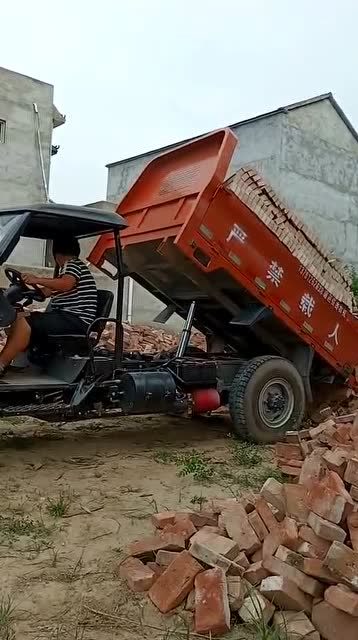 装满砖头的三轮车卸车,自卸居然还是电动的,真是太厉害了!