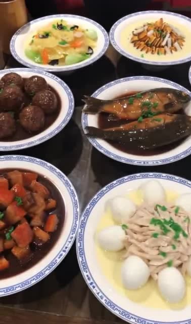 盐城八大碗,每一碗看着都有食欲,尤其是那俩条鱼看着就好吃