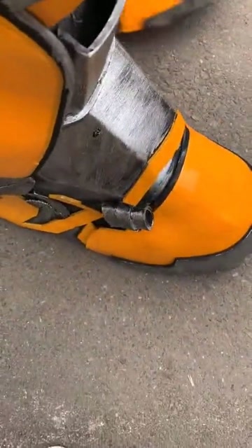 小姑娘鸡蛋被机器人踩碎了,正要发怒,没想到机器人居然做出了这种事情