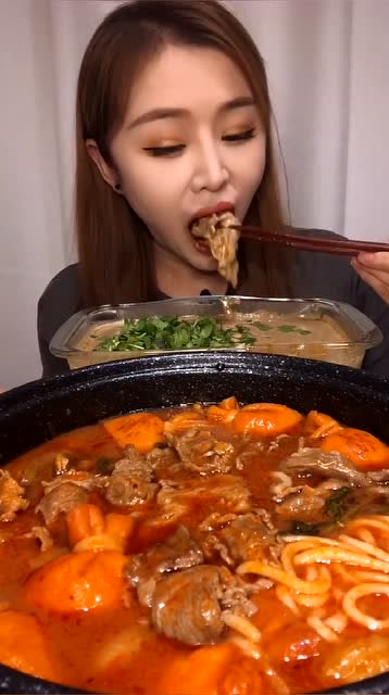 美女在家自制火锅,看到她吃饭的样子,口水都流出来了!