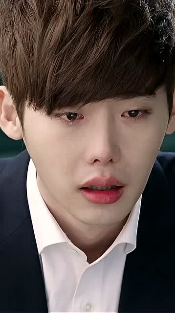 李钟硕的眼泪每次都先从右眼流下来 ,这是对伤心啊!