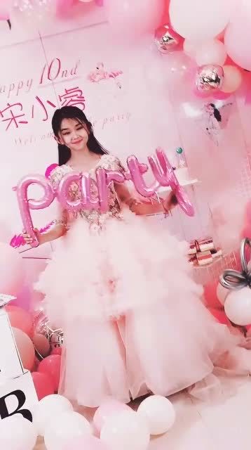 这样的宋小睿真像一个小公主,妈妈对她真好,过生日还要开派对!