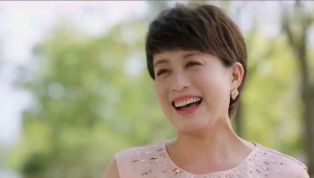 奶奶送乐童去上学,没想到老师误以为是妈妈了,奶奶乐得狂飙英语!