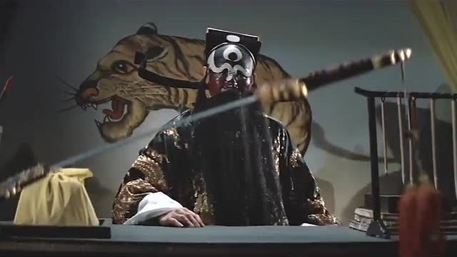 英叔和徒弟们扮包公审鬼,没想到真有小鬼诉冤