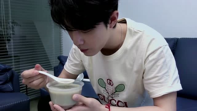 肖战喝豆汁表情太可爱形容像酸菜鱼的汤加了豆浆?战哥很排斥这种口味