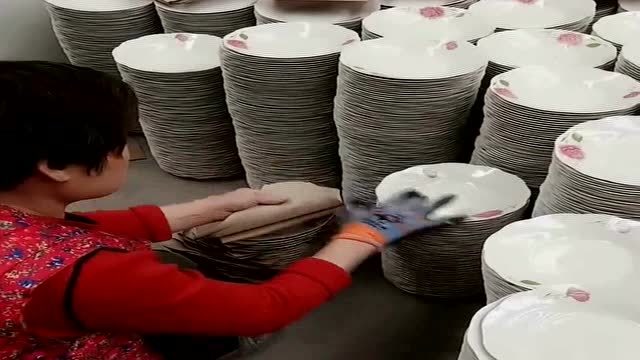 陕西酒店洗碗工月薪一万多,看到这个手速,我是真的服了!