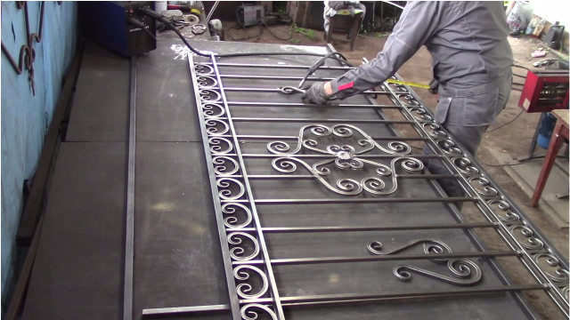 老师傅技术了得,方管卷弯焊接铁艺栅栏,让人羡慕