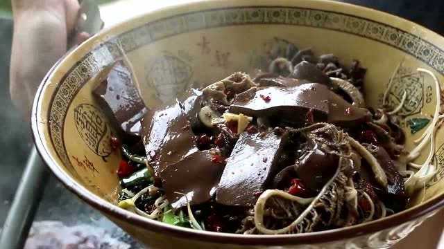 秋妹做香辣毛血旺,麻辣鲜香,百吃不厌,淋上热油那一刻,看饿了