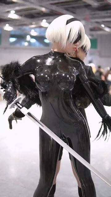 尼尔机械纪元cos:这身皮衣真好看,果然没让人失望!