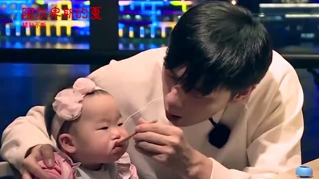 秦昊趁老婆不在偷偷给小米粒喂甜食,不料被伊能静发现,气的她飙出台湾