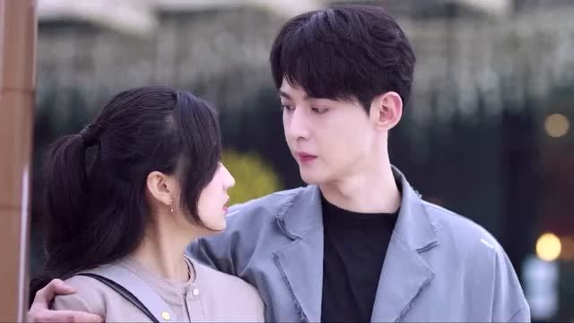 《拾光里的我们》徐嘉修男友力十足,搂着陆珈不松手!
