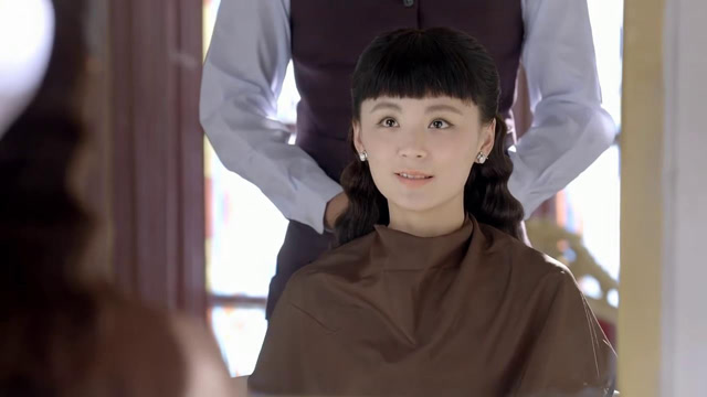 乱世丽人行:若雪一头乌黑秀丽长发要剪短,理发师都不忍下手