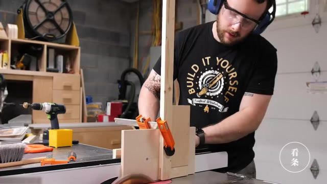 小哥打造翻转式工作台,即炫酷又实用,关键还节省空间