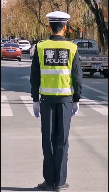交警站岗,笔直的站姿,积石山最美交警蜀黍