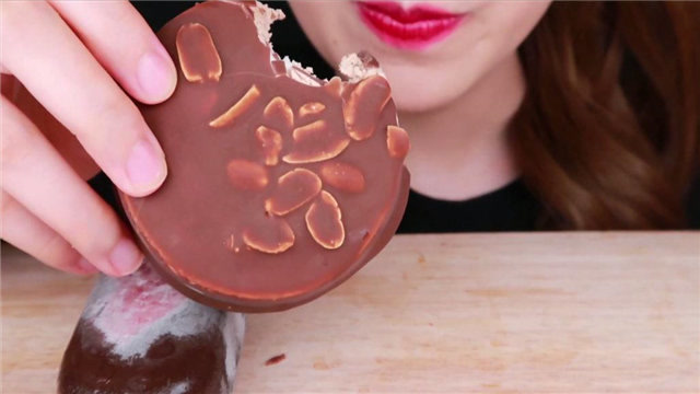 花生巧克力脆皮雪砖&红唇巧克力脆皮冰淇淋,冰爽可口嘎嘣脆