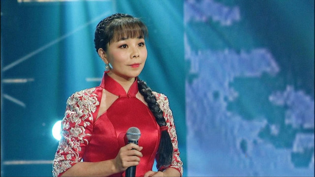 王二妮的唱歌生涯,现场讲述春晚凄惨历程,妹妹亮相长得太美了