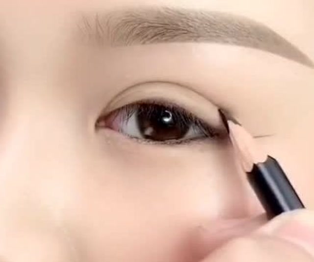 新手化妆这样画眼妆,百搭自然又减龄