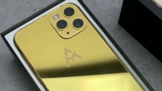 花2万定制了一款黄金版苹果12,过年就拿着它出去,不能给爸妈丢人!