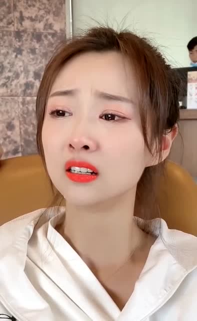 最美车模苏宁被富二代男友劈腿,现场嚎啕大哭,真是令人心疼