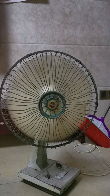 老式的风扇 嗡嗡嗡的