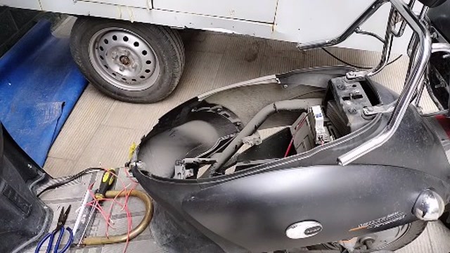 小偷太猖狂了,小区一晚上丢失7辆电动车电池.