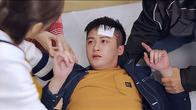 简直笑死了,关震雷喝多献吻关爸,关雨晴憋笑掐大腿!