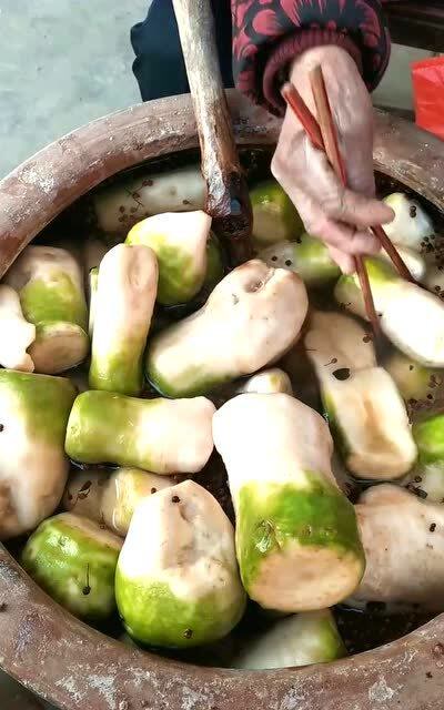 回老家妈妈腌的一缸咸菜,配粥真不错!