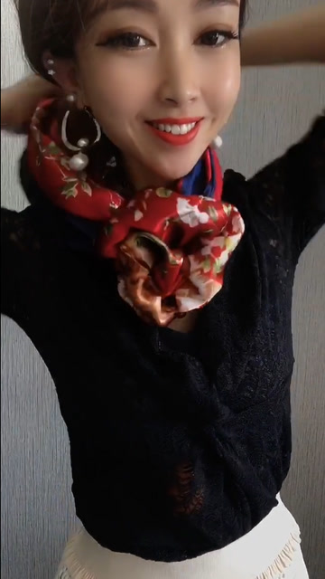 慢动作,空姐脖子上的玫瑰花丝巾系法,多试几次你也会!