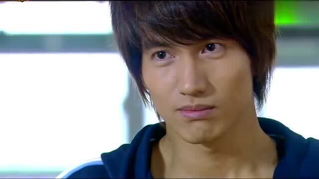 篮球火:无极尊被瞧不起,使出亢龙不悔旋风式灌篮后三人吓着了