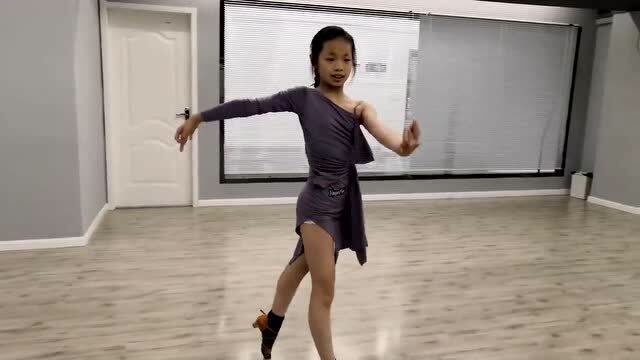 女孩子从小就要学拉丁舞坚持几年气质和身材大不同不信你看看