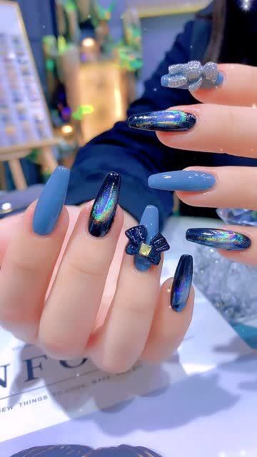 蓝色系列的美甲这样做也很甜美