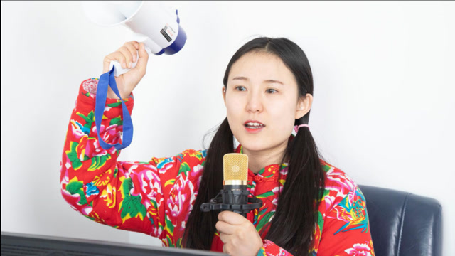 女村长大喇叭喊话,疫情到来在家待着就是最大的贡献,内容太逗了