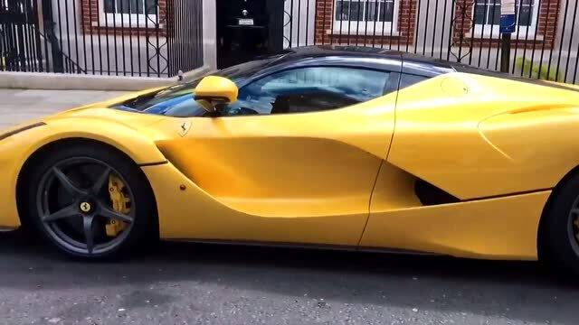 街上偶遇金色的法拉利拉法,这外观看着太养眼了