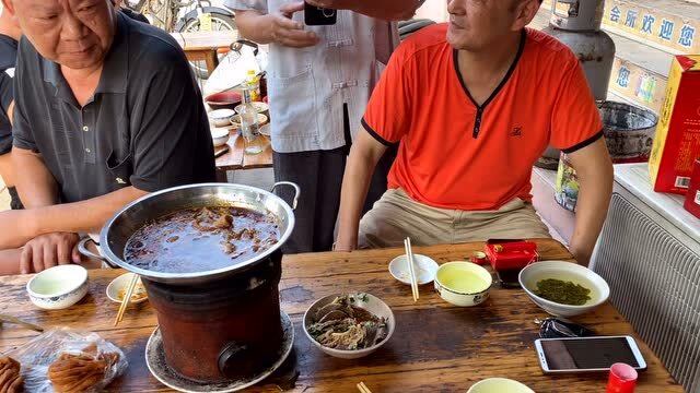 荆州喝早酒,清真牛羊肉30一碗,大口吃肉大碗喝酒,真舒服!