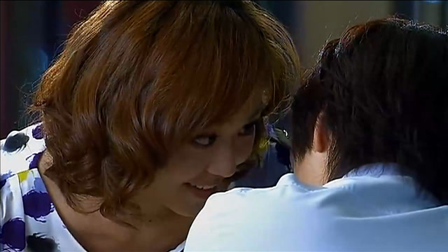 小菊的春天:天磊吃饭途中睡着,千金小姐一看机会来了,上去就亲了他一