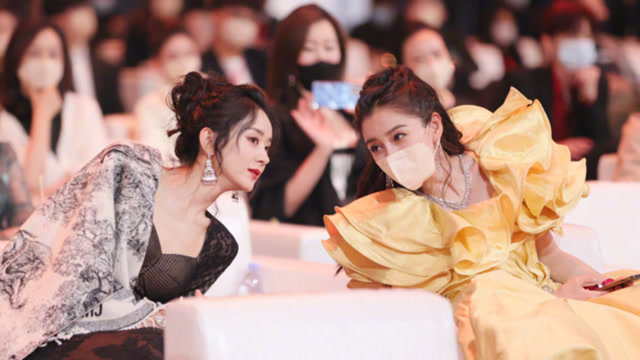 赵丽颖baby 被质疑不和?媒体抓拍活动同框图,关系好坏一目了然