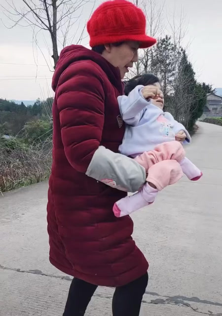 抱三个女儿出来看看花花世界