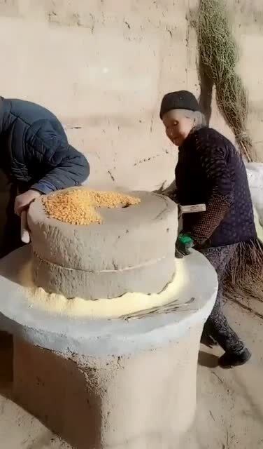 自己动手丰衣足食!老爷爷和老奶奶在推磨,这场面如今很少见了!