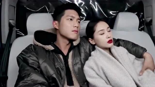 王子文和吴永恩出租车名场面,很熟悉的躺在吴永恩的怀里,看来是真爱了