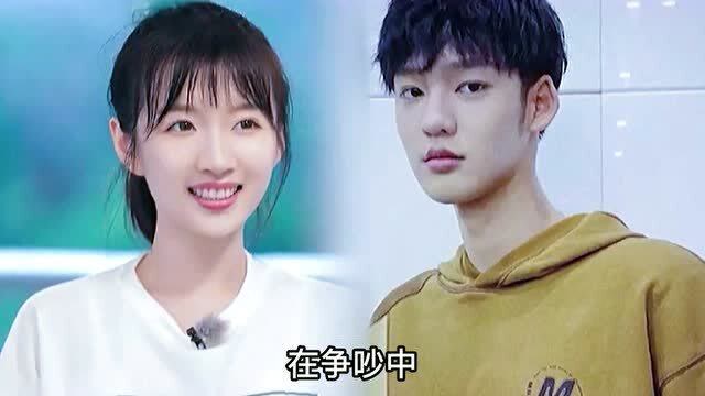 李浩菲付伟伦恋情疑曝光,十指紧扣难舍难分,当街拥吻不理会路人