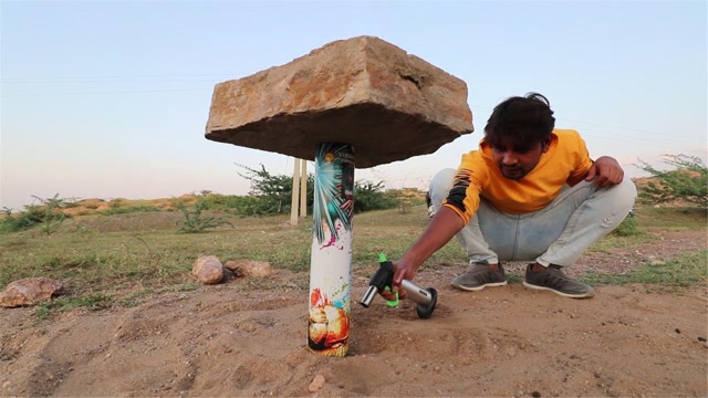 作死老外将巨石压在烟花上面,点燃后会如何?场面十分震撼!