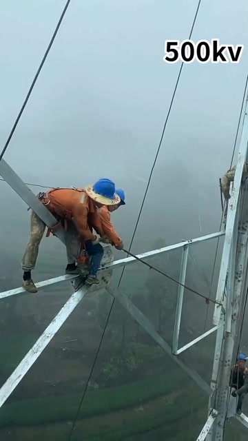 高空作业的农民工,这么危险的工作,居然使用那么简陋的安全设施