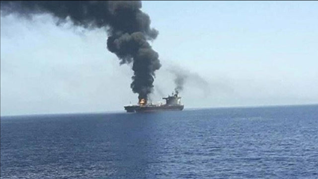 轰的巨响,货轮遭"不明武器"击中猛烈爆炸,海上冒出滚滚浓烟