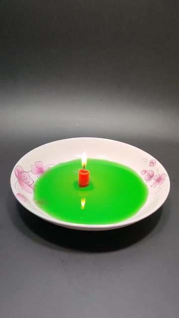 为什么盘子里的水会倒吸,这是什么原理?