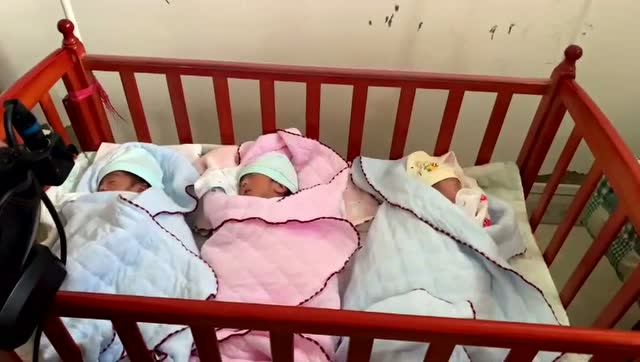 产妇生下罕见四胞胎男婴,取名"繁荣昌盛",今天,四个宝贝出院啦