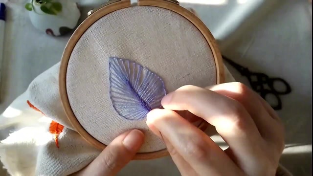 刺绣技法:扣眼绣的一片叶子