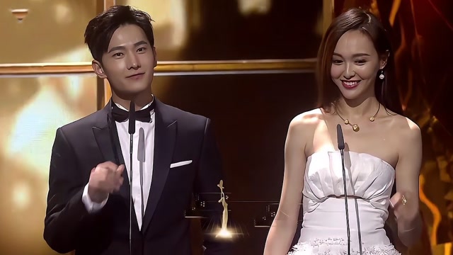 又一个豪门姐弟诞生了,杨洋唐嫣同台颁奖,一身贵气!
