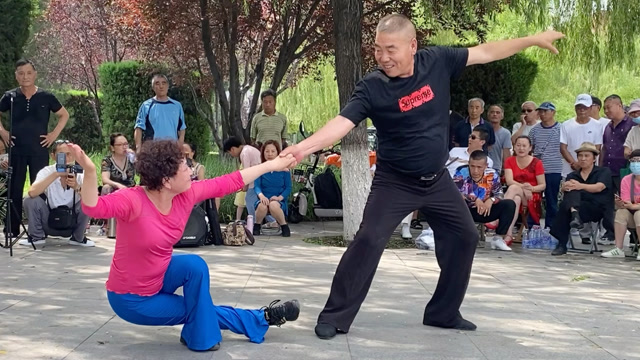 退休广场舞老大爷,大妈们的快乐生活,跳起舞来,心里美美的,健康幸福每