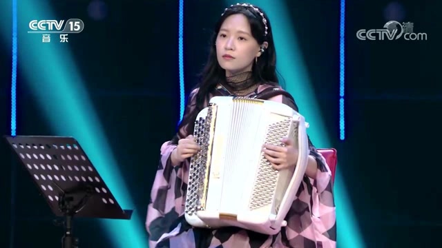 手风琴演奏家李楚然演奏白桦林太好听了